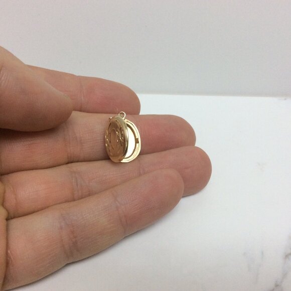 Ladies 14k Yellow Real Gold Oval opening Locket Charm Pendant 2.10 grams - Picture 6 of 7